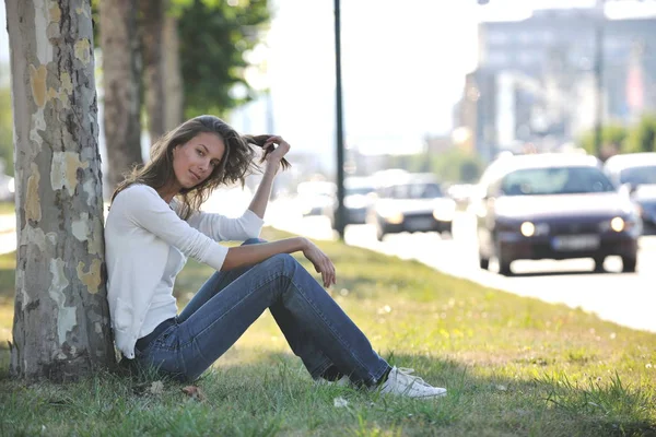 Hermosa Mujer Joven Divertirse Relajarse Calle Ciudad Hermoso Día Soleado — Foto de Stock