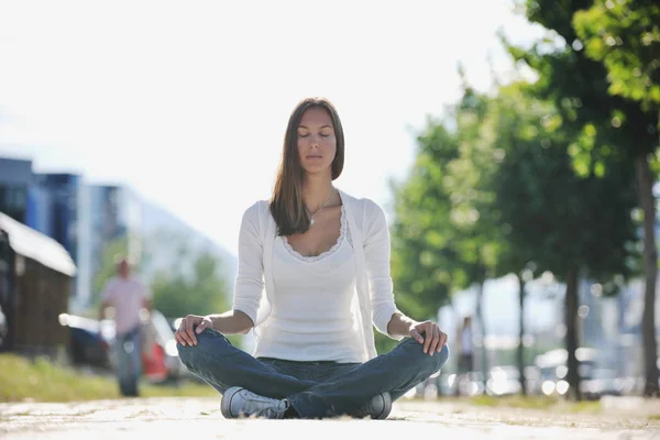Hermosa Mujer Joven Meditando Ejercitando Yoga Posición Loto Calle Hermoso —  Fotos de Stock