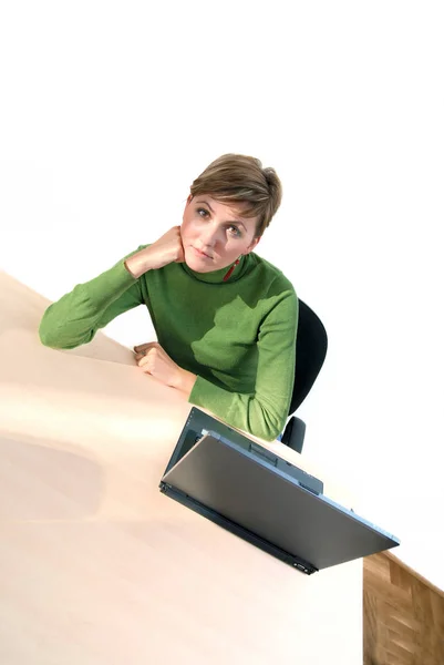 Empresária Verde Trabalhando Laptop — Fotografia de Stock