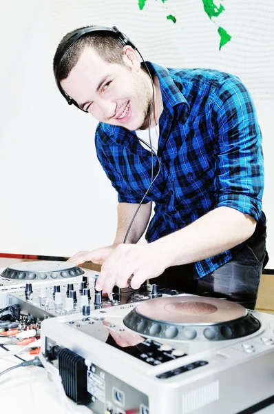 Joven Hombre Con Auriculares Disco Compacto Equipo Partido — Foto de Stock