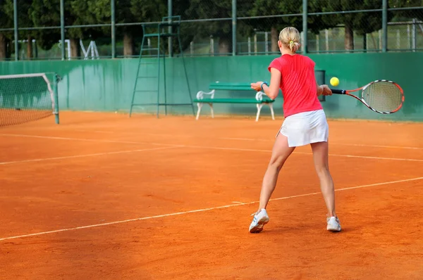 Дівчина Грає Теніс Відкритому Повітрі Корті — стокове фото