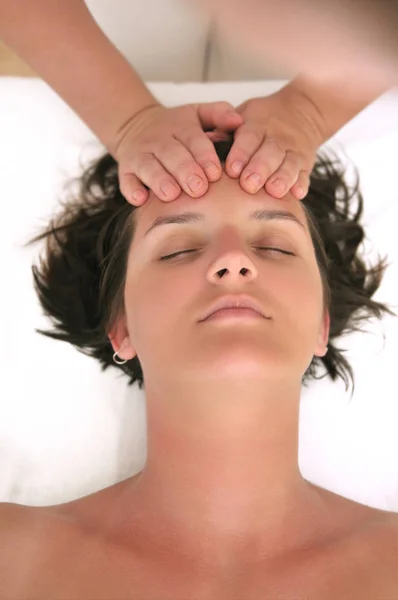 Vacker Kvinna Har Massage Spa Och Hälsocenter — Stockfoto
