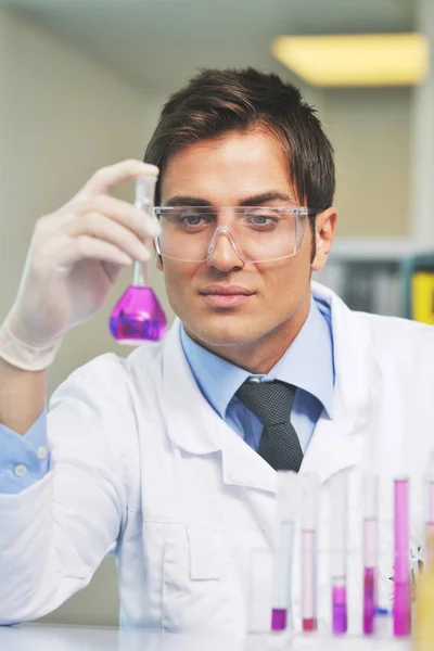 Έρευνα Και Επιστημονικό Γιατρό Φοιτητές Φωτεινό Εργαστήριο Που Εκπροσωπεί Χημεία — Φωτογραφία Αρχείου
