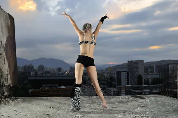 Young Gogo Dancer Girl Top Building City Backgound — Stock Photo, Image