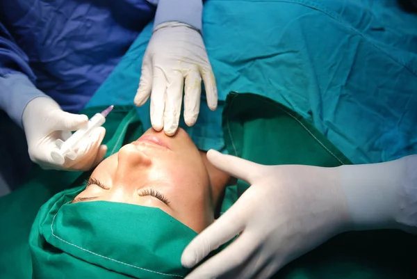 Botoks Güzelliği Kadın Yüzü Ameliyathanede — Stok fotoğraf