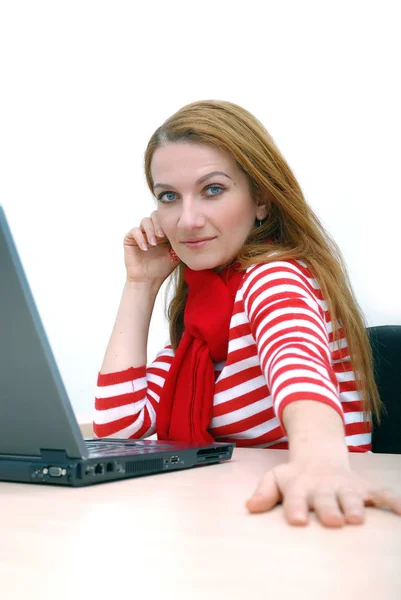 Mulher Vermelho Trabalhando Laptop Escritório Brilhante — Fotografia de Stock
