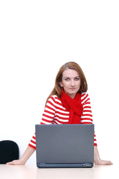 Mulher Vermelho Trabalhando Laptop Escritório Brilhante — Fotografia de Stock