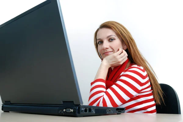Жінка Червоному Працює Ноутбуці Яскравому Офісі — стокове фото