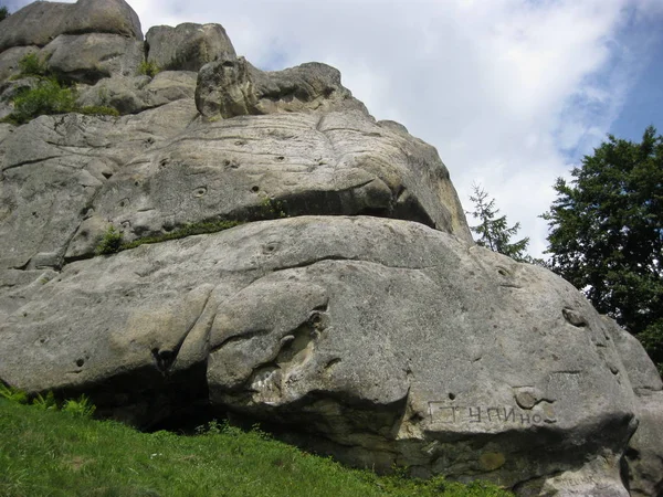 Velký Malebný Rock Karpatských Horách — Stock fotografie