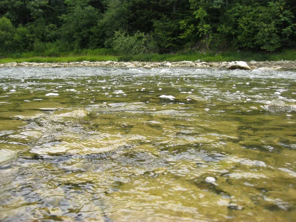 山間の川に水が流れる美しい風景 — ストック写真