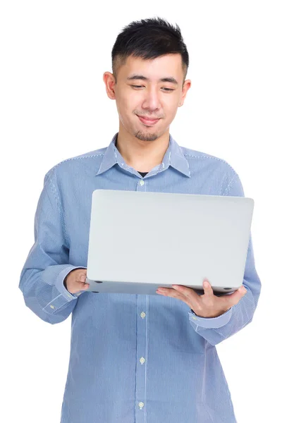 Hombre Asiático Usando Ordenador Portátil —  Fotos de Stock