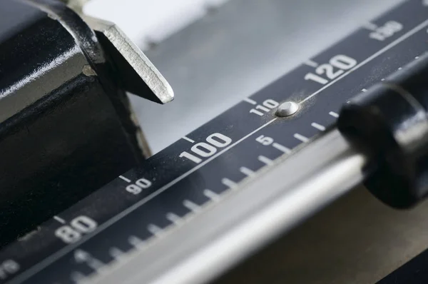用机械天平上的重量指示器斜视天平的特写 — 图库照片
