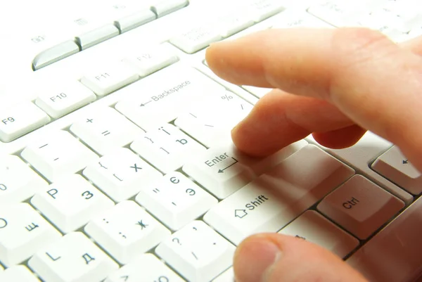 Αρσενικά Χέρια Πληκτρολογώντας Ένα Λευκό Πληκτρολόγιο Υπολογιστή — Φωτογραφία Αρχείου