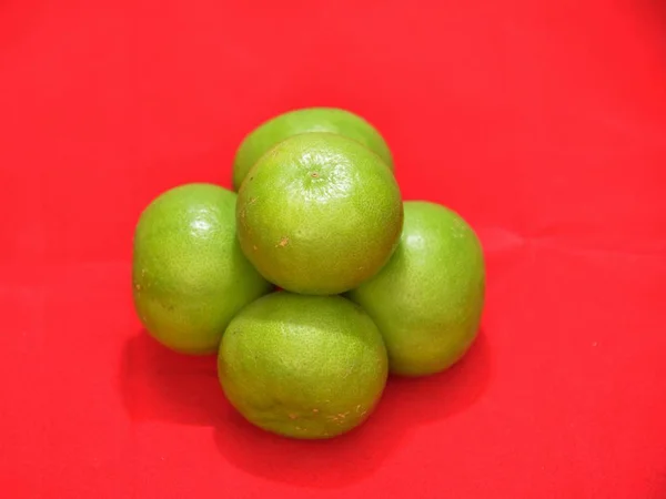 Limonları Kırmızı Arkaplanı Izole — Stok fotoğraf