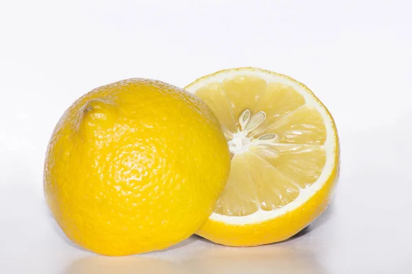 Tutup Lemon Segar Dan Basah Yang Terisolasi Pada Latar Belakang — Stok Foto