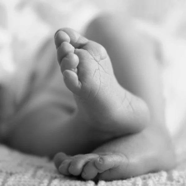 Küçük Bebek Bacakları Çocuk Bakımı — Stok fotoğraf