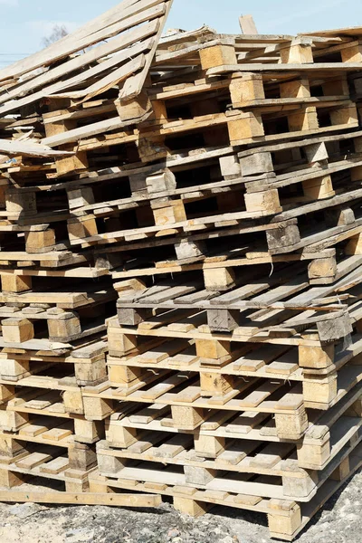 倉庫の庭の空の木製パレットのスタック屋外 — ストック写真