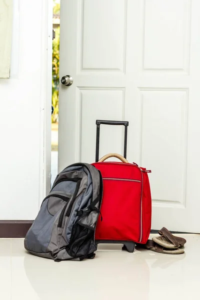 Rote Reisetasche Rucksack Und Schuhe Vor Der Haustür — Stockfoto