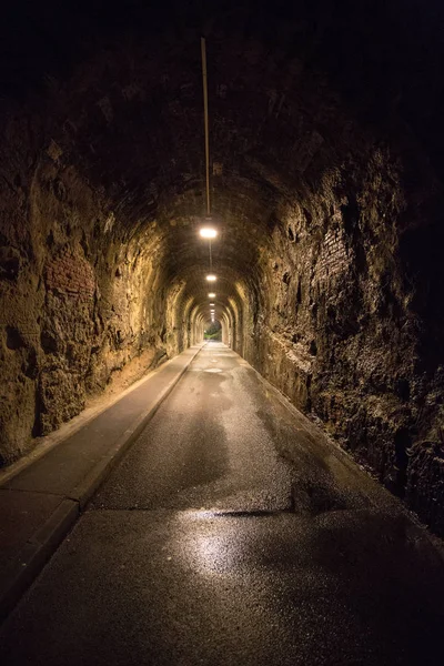 Stary Zabytkowy Tunel Biarritz Nocą Czas Ekspozycji Stare Cegły Wilgotność — Zdjęcie stockowe