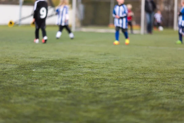 Detailní Záběr Umělé Fotbalové Hřiště Fotbalisty Pozadí — Stock fotografie