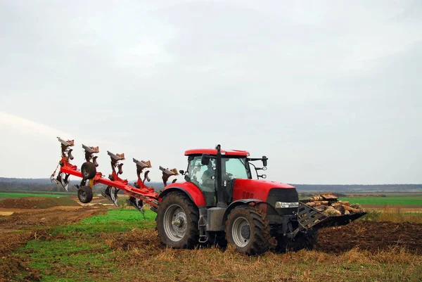 Traktor Merah Saya Bajak Besar — Stok Foto