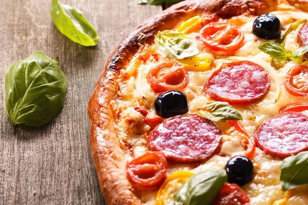 Pizza Close Com Salame Legumes Velho Fundo Madeira — Fotografia de Stock