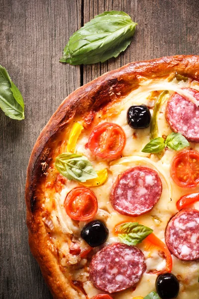 Pizza Close Com Salame Legumes Velho Fundo Madeira — Fotografia de Stock