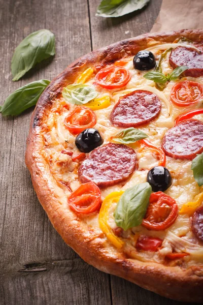 Pizza Nahaufnahme Mit Salami Und Gemüse Auf Altem Holzgrund — Stockfoto