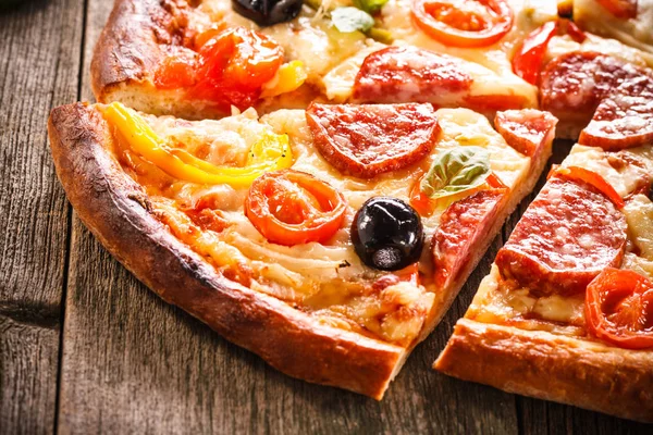 Pizza Nahaufnahme Mit Salami Und Gemüse Auf Altem Holzgrund — Stockfoto