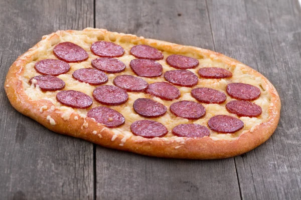 Primer Plano Pizza Con Salami Sobre Fondo Madera Viejo —  Fotos de Stock