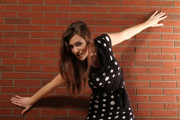 Jonge Vrouw Rode Jurk Met Handen Muur — Stockfoto