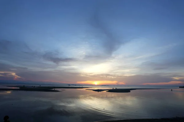 Denizin Üzerinde Atmosferik Günbatımı — Stok fotoğraf