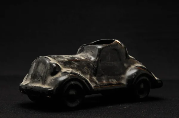 Vintage Old Ceramic Black Car Fundo Escuro — Fotografia de Stock
