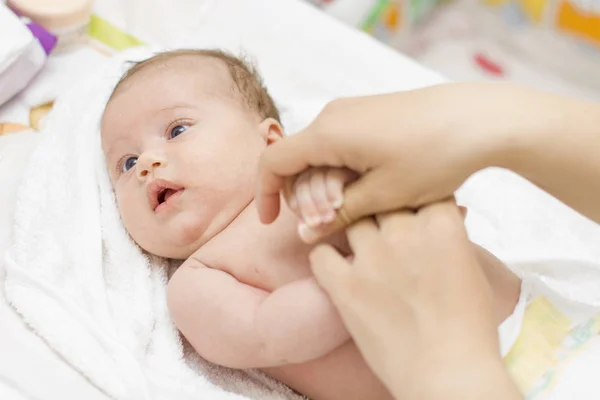 Ręce Matki Masujące Słodkie Dziecko — Zdjęcie stockowe