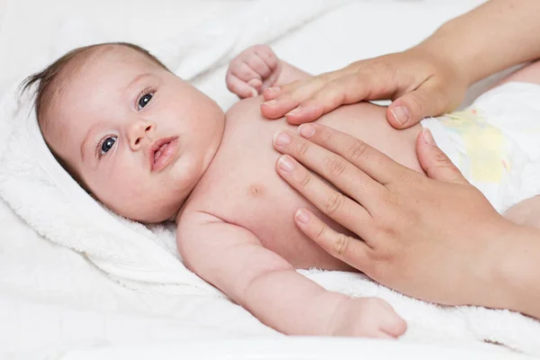 Moeders Handen Masseren Schattige Baby — Stockfoto