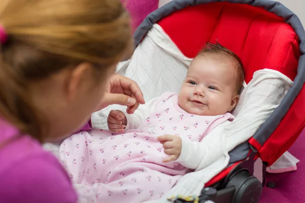 Sonriendo Lindo Bebé Mirando Madre — Foto de Stock