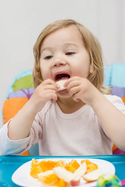 Retrato Menina Dois Anos Comendo Laranja — Fotografia de Stock