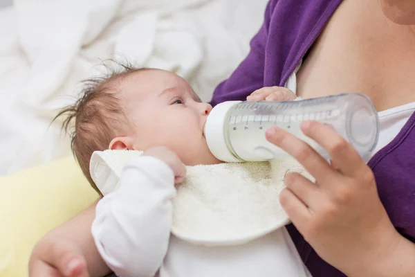 Madre Alimentando Bebé Con Leche Biberón —  Fotos de Stock