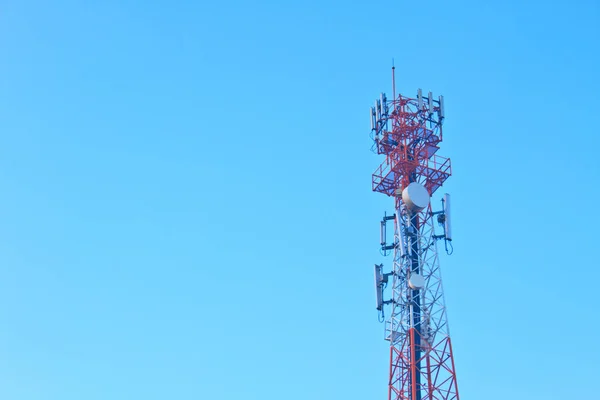 Telekommunikation Antenn För Radio Och Telefoni Whit Moln Och Blå — Stockfoto