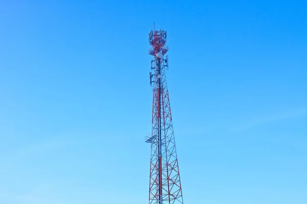 Telekomunikační Anténa Pro Rozhlasové Televizní Telefonní Drobet Mrak Modré Nebe — Stock fotografie