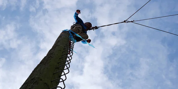 Jump Pamper Pole Erlebnispaedagogisches Persoenlichkeitstraining Team Training Ropes Tobelropes Martin — стоковое фото