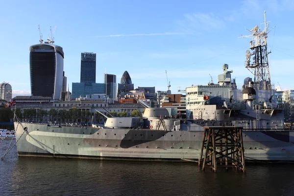Themsen London Med Slagskeppet Bristol — Stockfoto