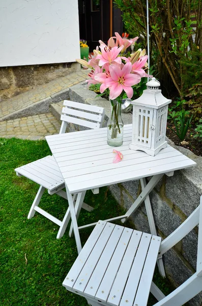 Rózsaszín Lily Garden Tavaszi Kopott Sikk — Stock Fotó