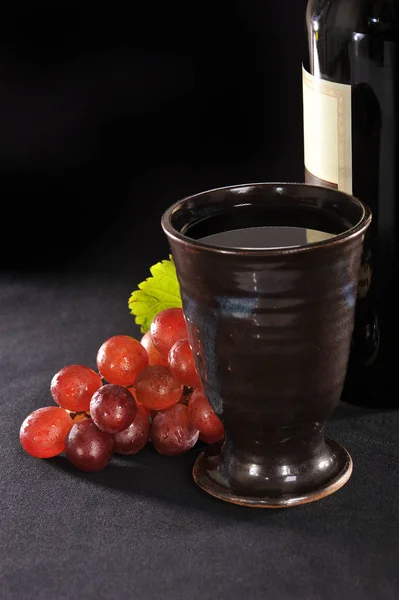 Druiven Wijnfles Wijnglas Zwarte Achtergrond — Stockfoto