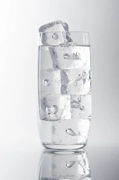 Стакан Воды Льдом — стоковое фото