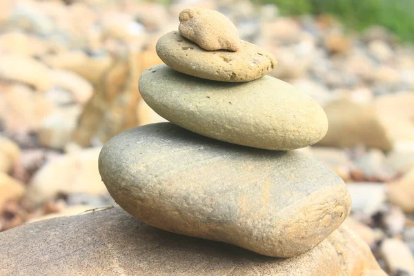 Pirámide Piedras Cerca Pequeño Río Que Simboliza Zen Armonía Equilibrio — Foto de Stock