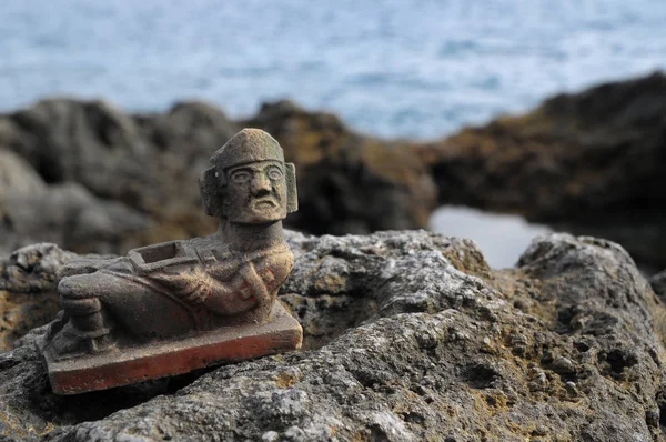 Okyanus Yakınlarındaki Kayalıklarda Antik Maya Heykeli — Stok fotoğraf