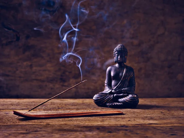 Buddha Acceso Legno Con Bastoncini Incenso — Foto Stock