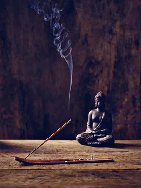 Buddha Acceso Legno Con Incenso — Foto Stock