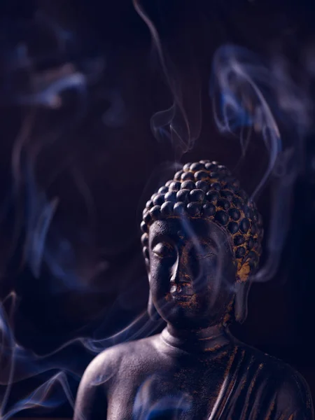 Upplyst Buddha Skulptur Med Rökelse — Stockfoto